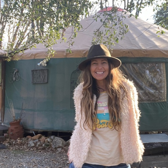 Meet your Posher, Lori - Picture 2 of 8